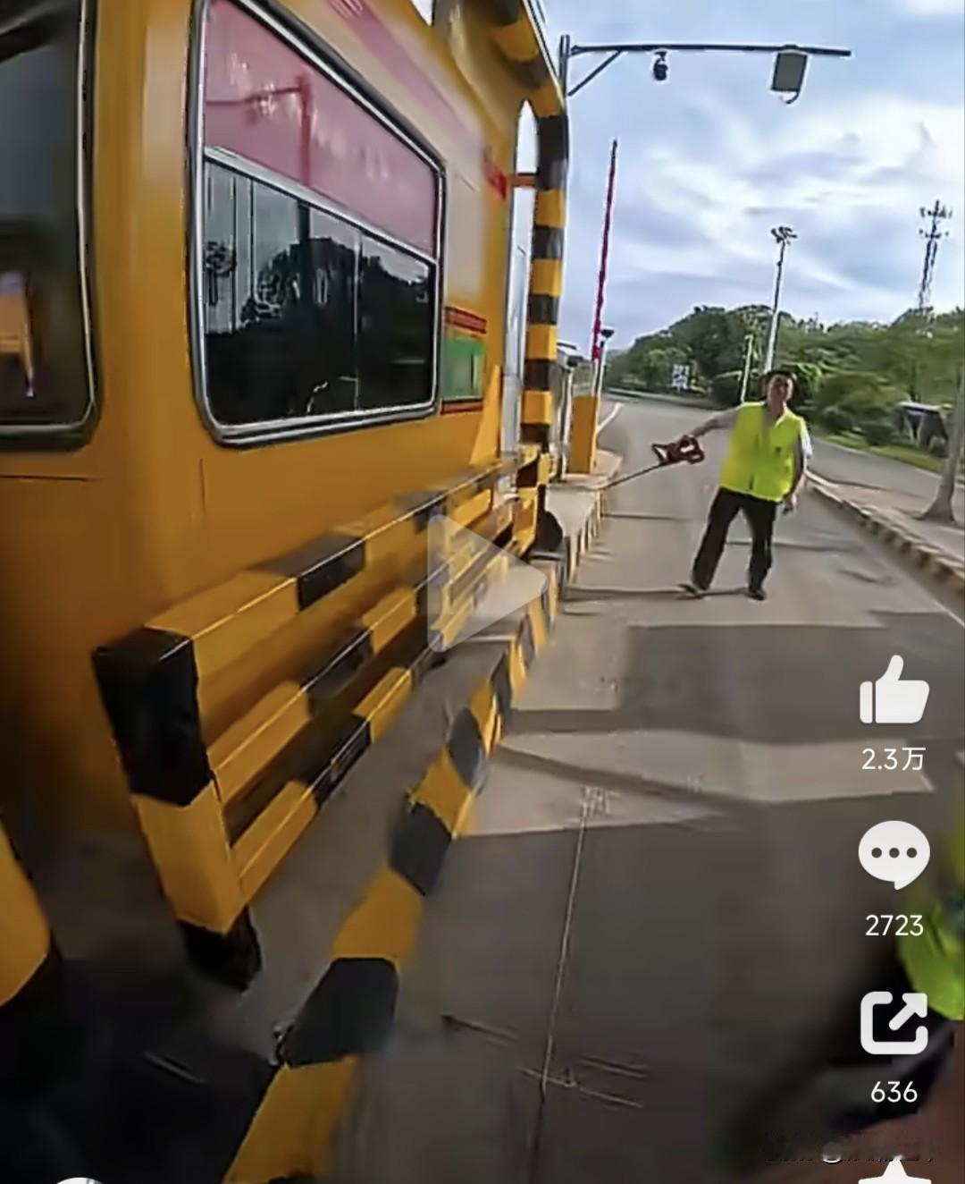 恐怖啊！拿电锯拦截摩托车，感觉工作人员不拿电锯，这车恐怕是停不住……如果不是好几