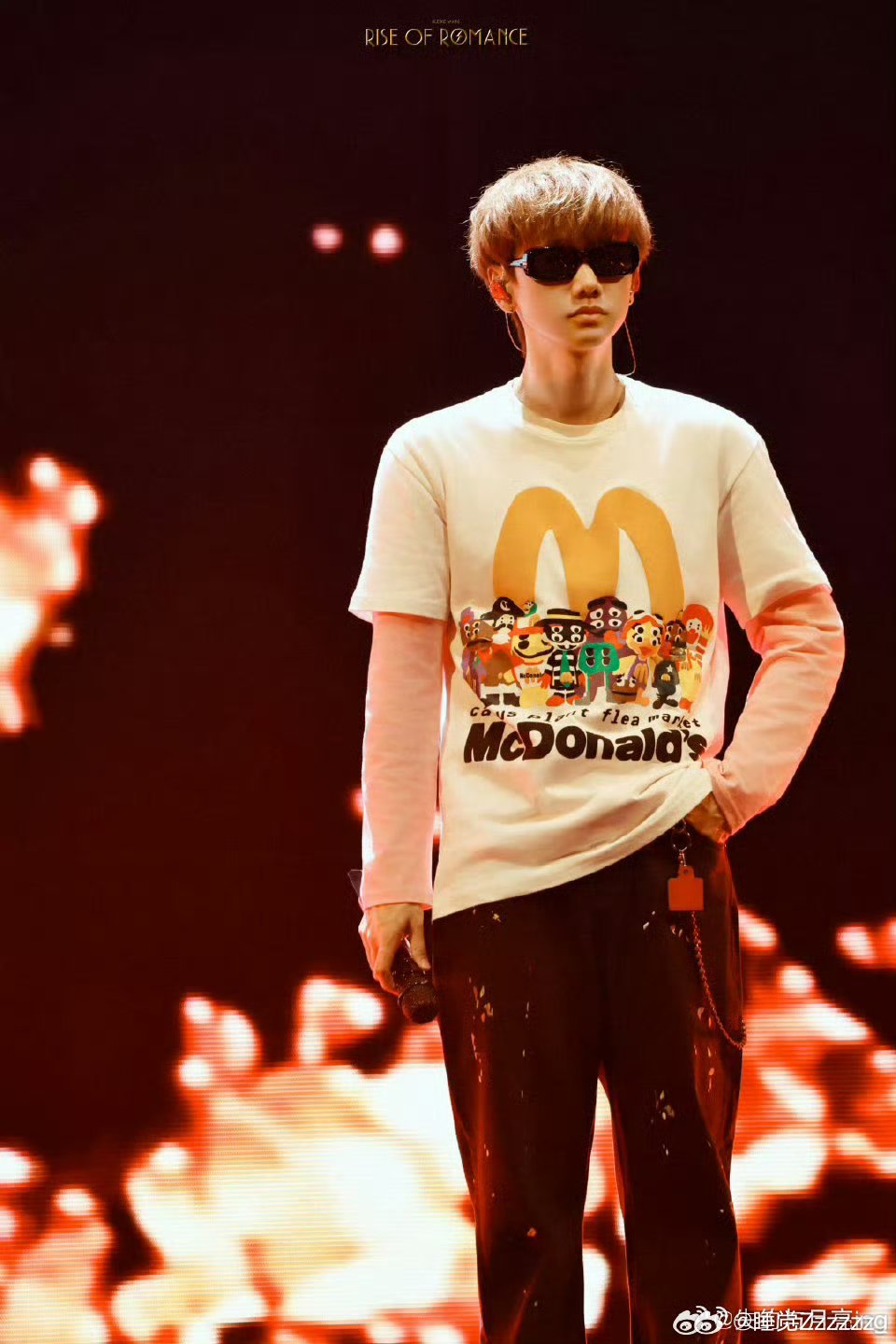 谁懂汪苏泷脱手套这一下一个小小的脱手套瞬间，自然又帅气，氛围感直接拉满，没有刻意