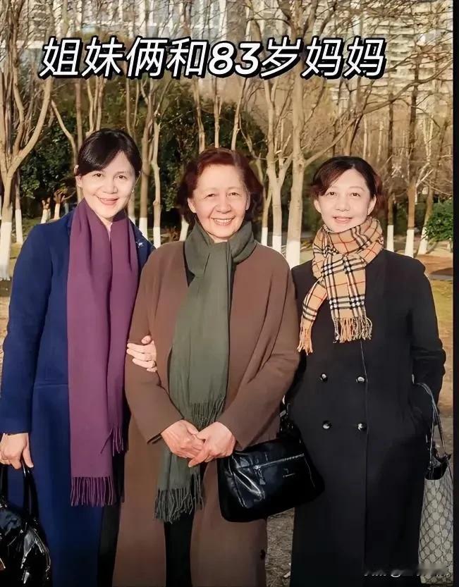 母女三人同框宛如从一个模子里刻出来的一般。妈妈都83岁了，却依旧这般健朗，精神也
