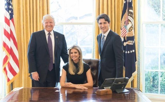 马斯克这话很实在：一旦涉政就很难善终！
马斯克出生在南非比勒陀利亚一个工程师家庭