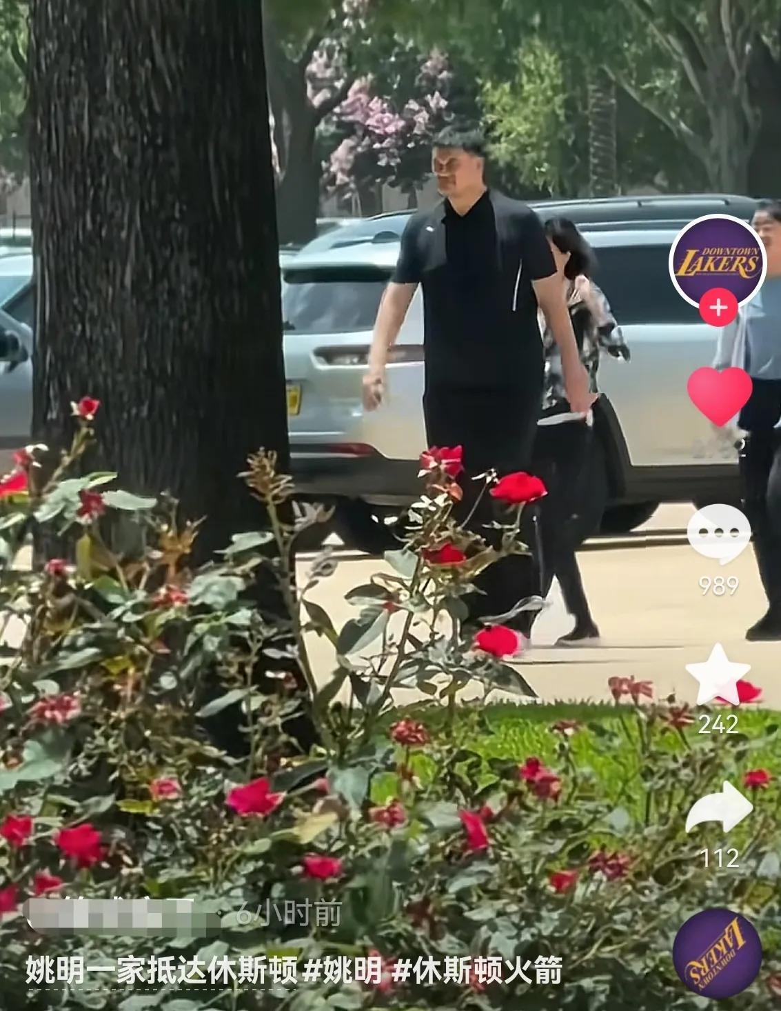 无官一身轻！姚明一家三口在美国休斯顿被网友偶遇，卸掉篮协主席后，姚明整个人的状态