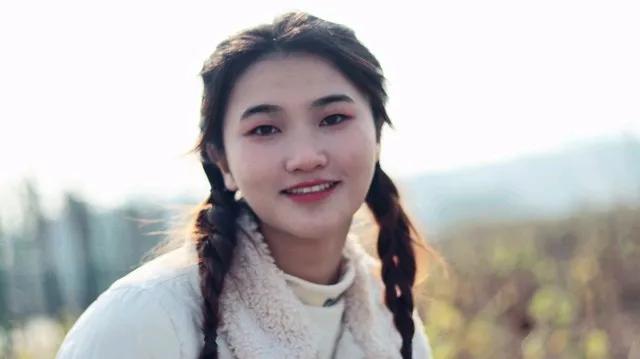 花前我是题诗客
琴上你乃谱曲人
你我同唱首首歌
牵手一春又一春