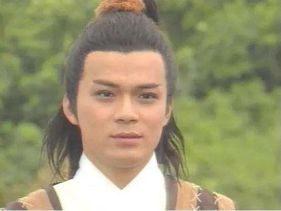 金庸笔下郭靖和乔峰谁的实力更强？

郭靖和乔峰二人其实很像，都是名副其实的大侠，