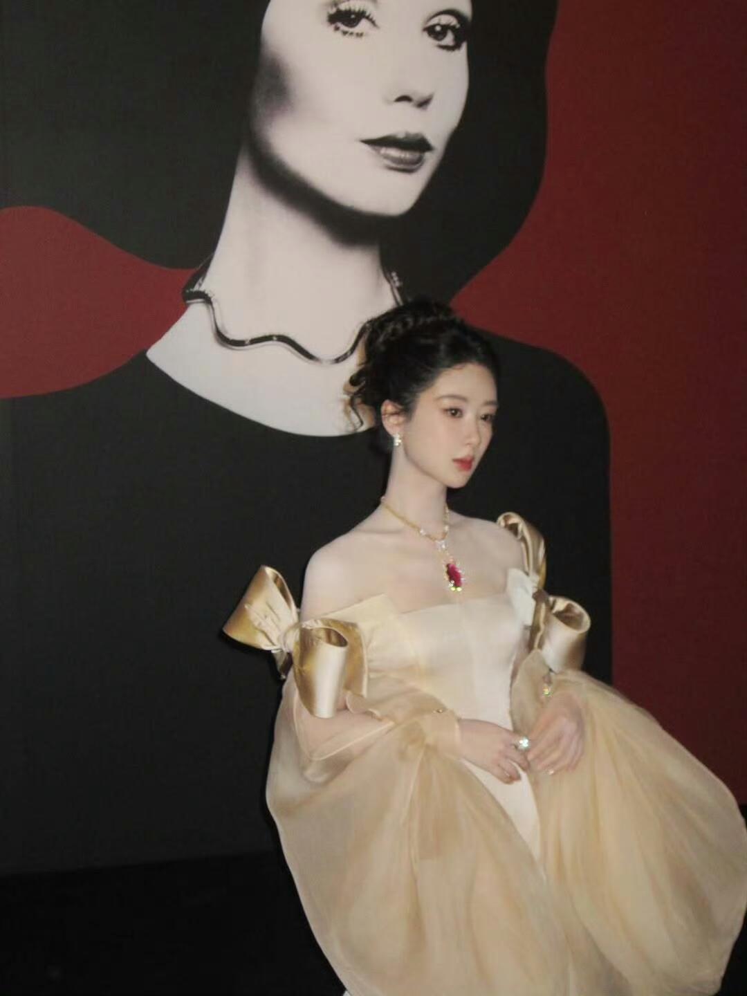 杨紫巴黎怼脸生图 G社拍的杨紫好美近距离怼脸无滤镜原图，杨紫状态稳定出众，明艳又