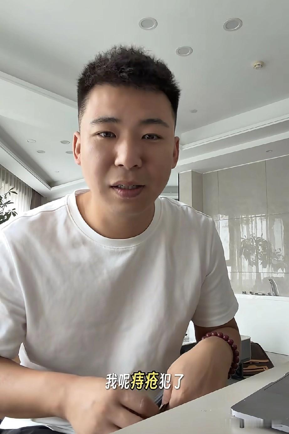 张纹铭太想秋天妈妈了，
借口犯痔疮了，
丢下家里的一堆烂摊子去了杭州。

他刚到