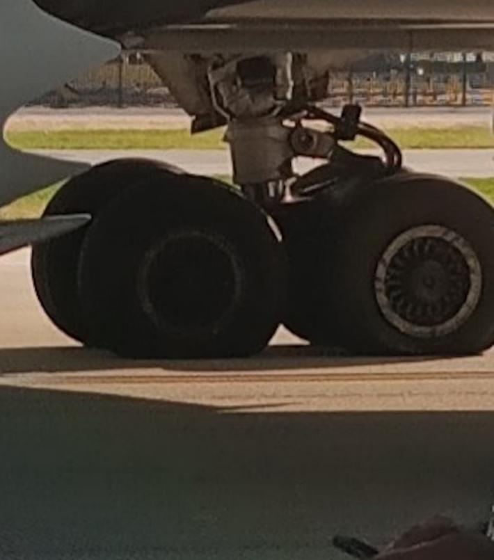 美国航空公司飞机降落时发生爆胎险情

美国航空公司一架飞机20日下午在芝加哥奥黑