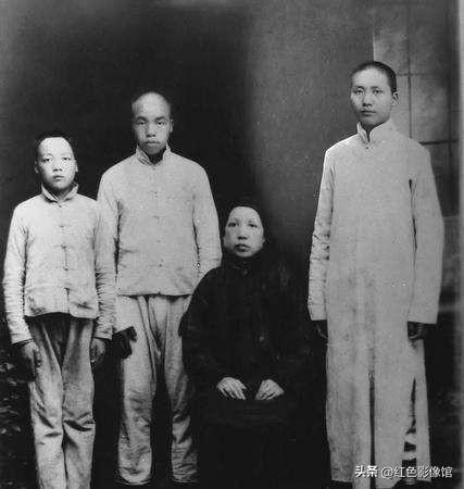 拍摄时间地点：1919年春，湖南长沙照相馆。毛泽东将生病的母亲接到长沙医治，特意