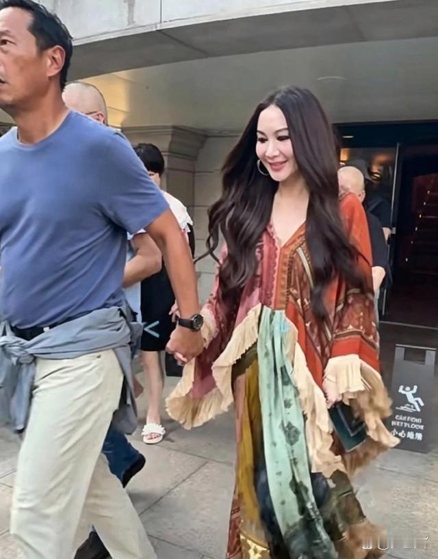 60岁温碧霞尖沙咀被偶遇，与丈夫何祖光十指紧扣，结婚多年不生育。 ​​​