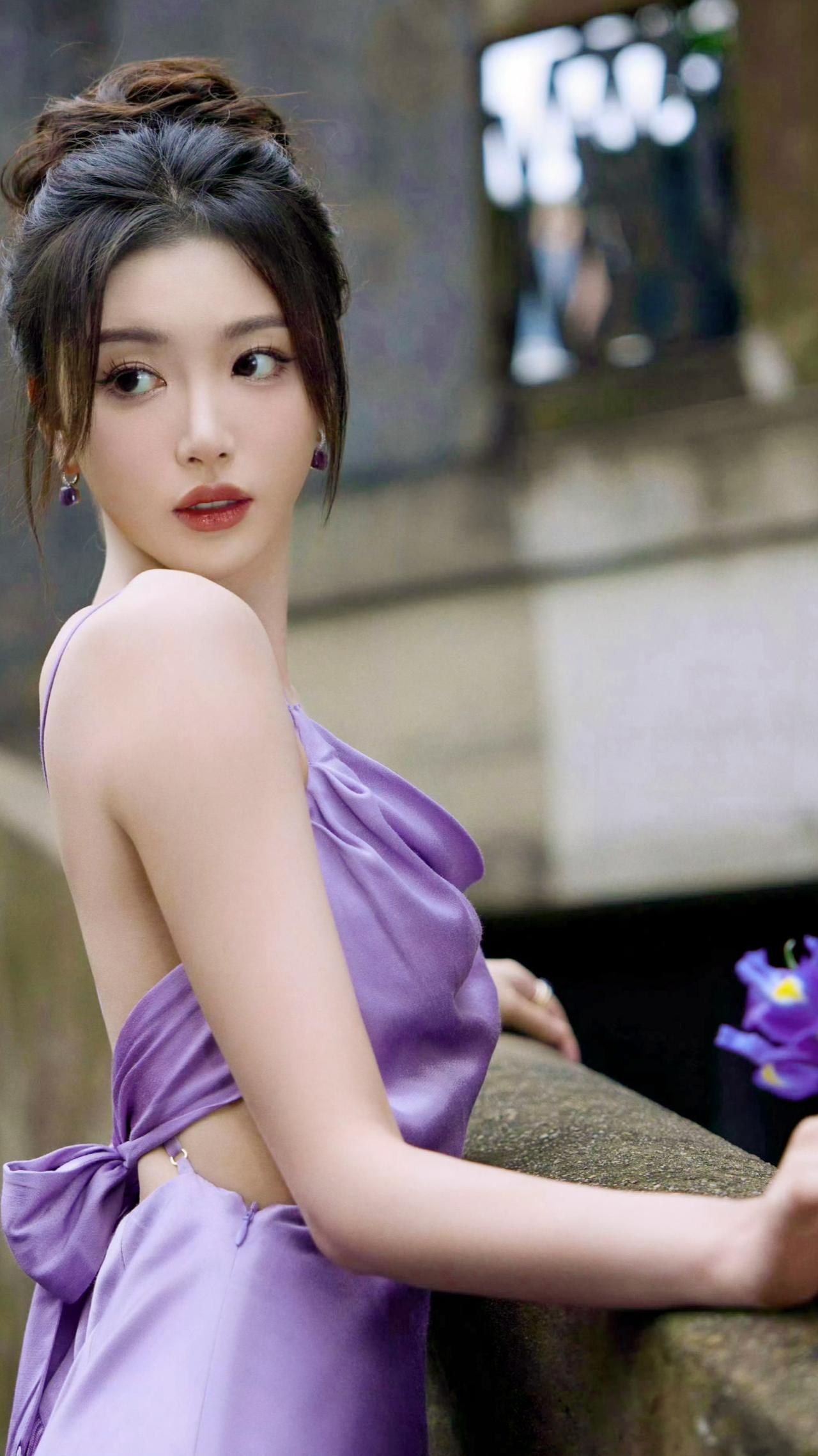 你认为露背的女人好看吗？作为手机壁纸会不会觉得有点露呀？娱乐