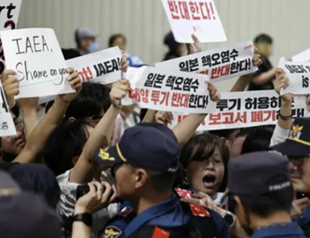 韩国总算也有明白人！
国际原子能机构总干事格罗西8号到达首尔，欢迎他的却是愤怒的