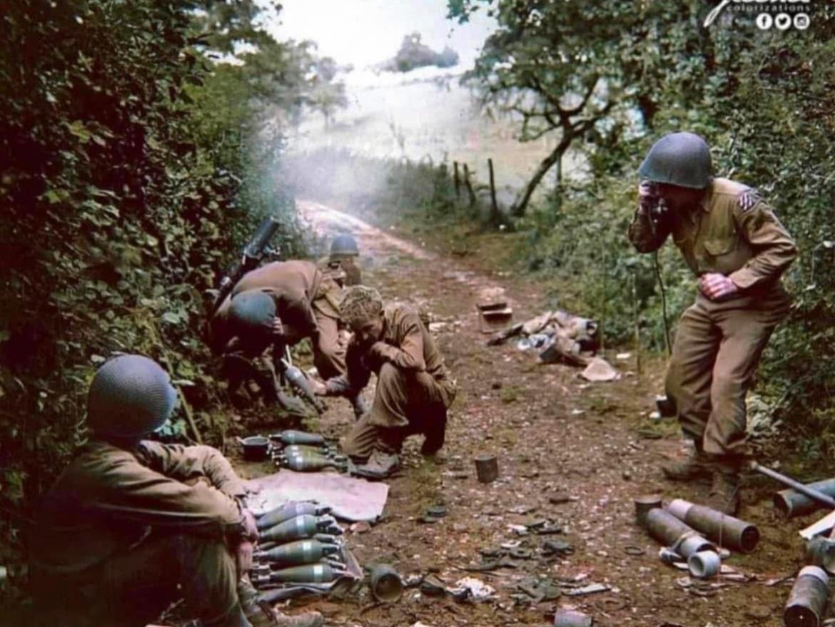 1944年9月，“龙骑兵行动”期间，美国陆军第3步兵师的一个迫击炮班在法国里尼（