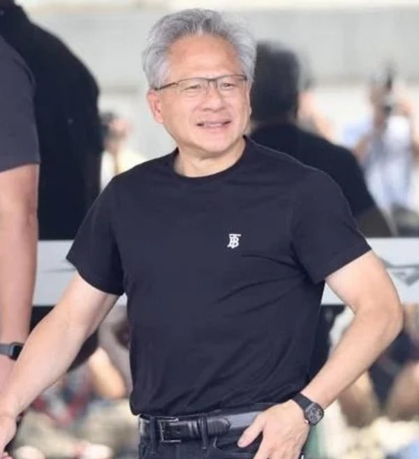 老黄虽然买了很多特斯拉和 Apple Watch，但也很喜欢迈巴赫和机械表。这块