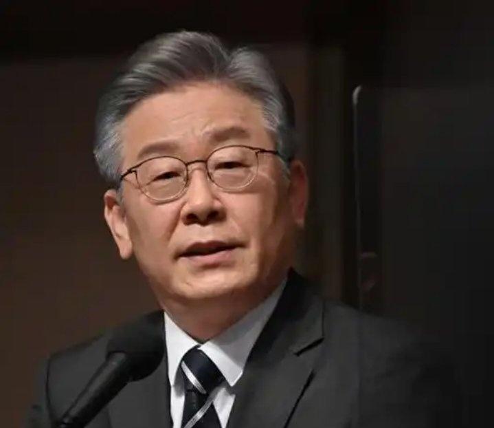 【李在明施政好评率降至52%】李在明道歉 9月29日，据韩联社报道，韩国民调机构