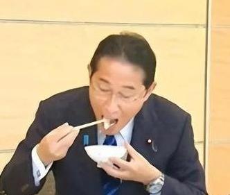 日本排放核水后，奇怪的事发生了：刚开始各国对其海鲜避之不及，如今2年过去，核水已