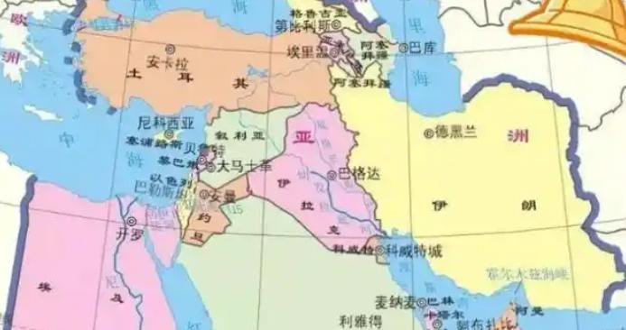 霍尔木兹海峡成了个国际笑话。伊朗天天喊着封锁，结果美军航母打击群直接把油轮编队护