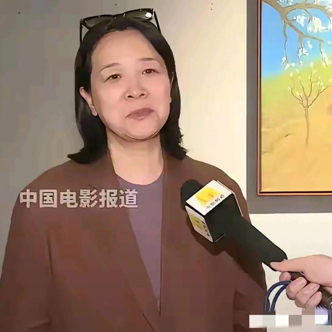 镜头中的陈小艺皮肤松弛，双下巴明显，眼角耷拉，鼻梁塌陷，鼻孔走样，衣着朴素，老成