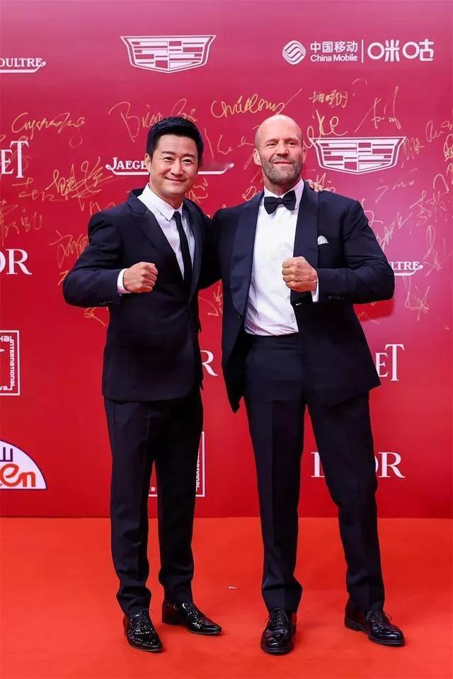 万万没想到，杰森斯坦森看起来这么霸气，生活当中竟然是一个i人。

一次吴京邀请杰