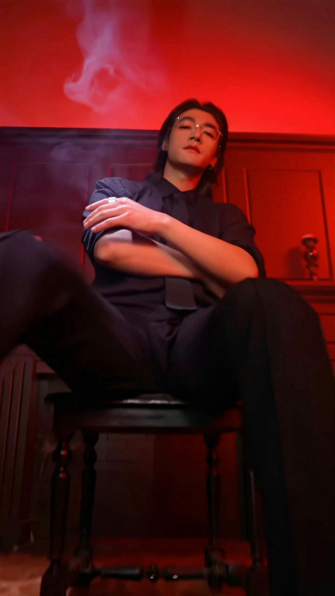 此沙这是弟弟变daddy吧 弟弟变daddy的关键不在拳头，在眼神。此沙出手前后
