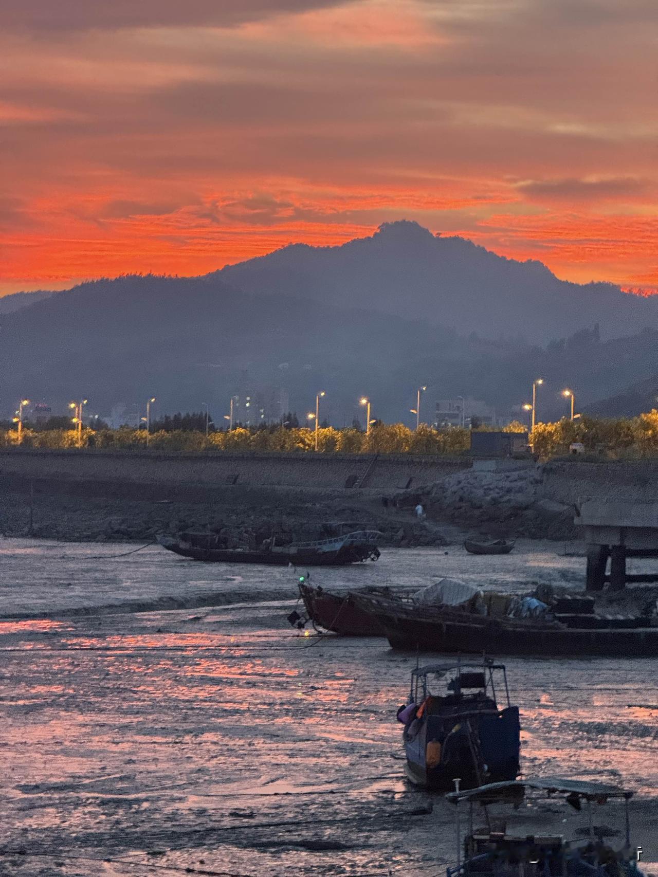 在龙王庙门口看一场世纪晚霞！今日头条能发实况照片了!
 
@头条摄影 @今日头条