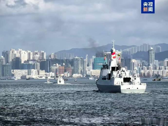 【海军南宁舰衡阳舰首次抵港】在香港回归二十九周年之际，由中国人民解放军海军导弹驱