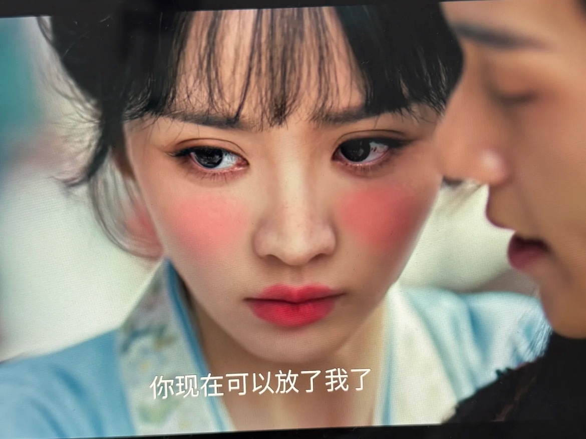 这一集的腮红怎么回事？？？小说里是长玉自己化的，长玉宝宝不会化妆 