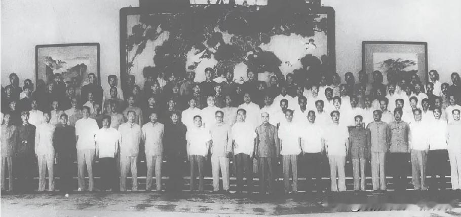 1965年这张合影，无数幕后无名英雄没能站上镜头前，他们的付出该怎样被铭记？