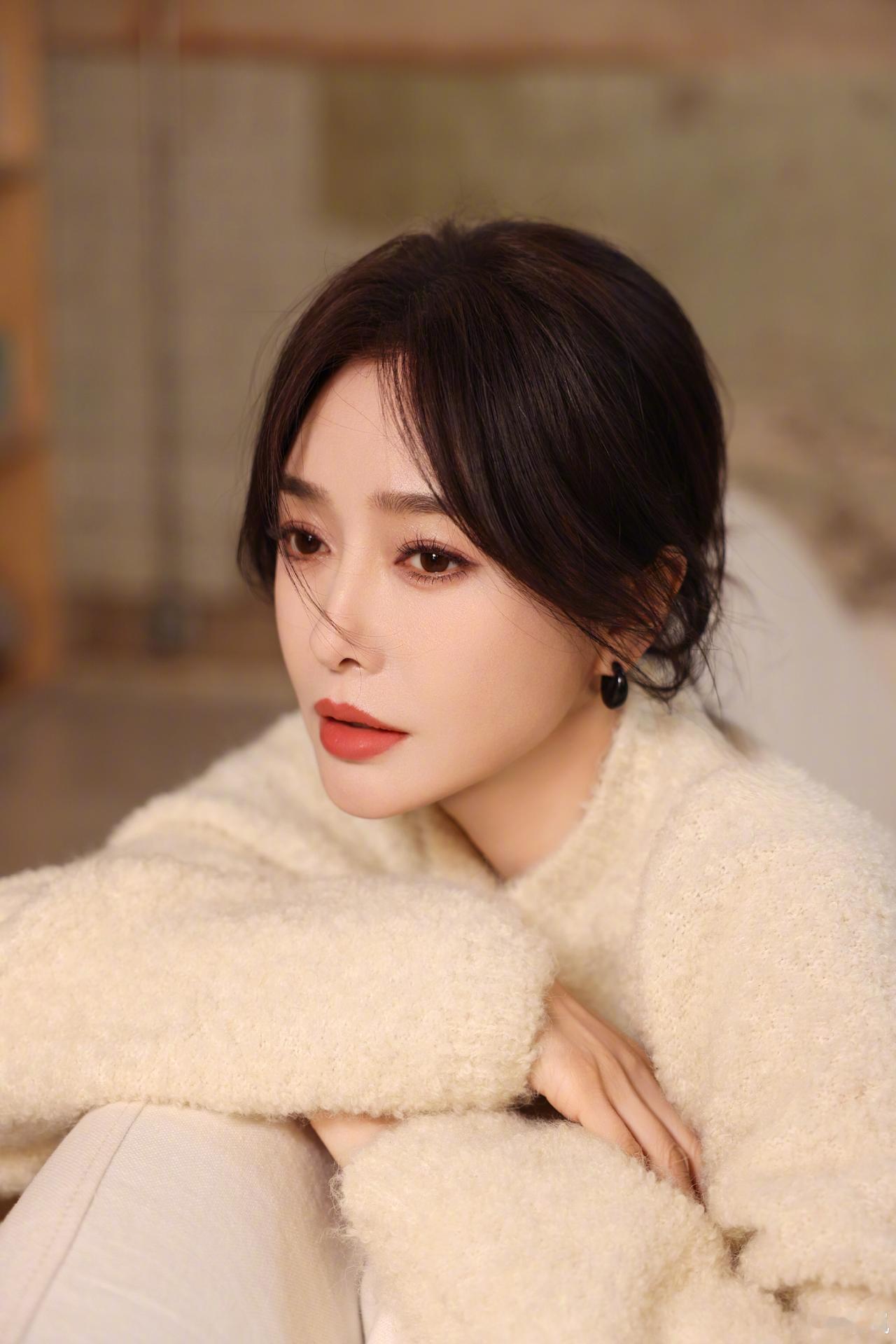 成熟美人秦岚穿搭写真