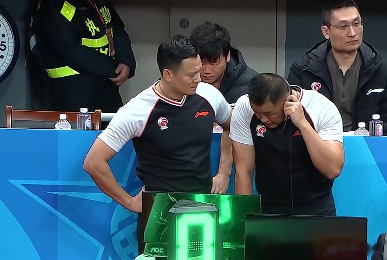 裁判在看 掏那个啥 犯规吗。。 