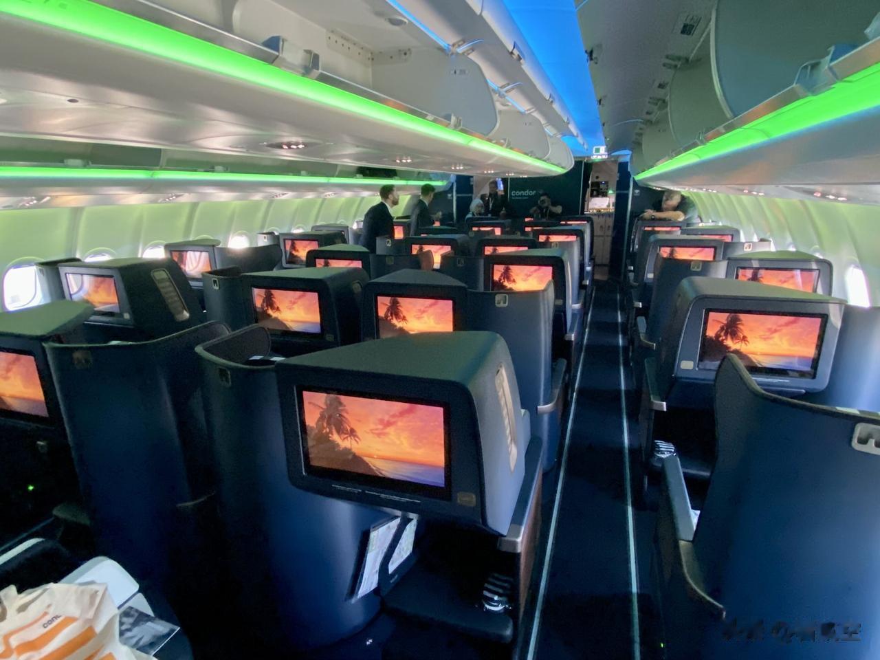 组图：神鹰航空发布新机舱内饰
近日，德国神鹰航空发布了新的机舱内饰，戳图看看都有