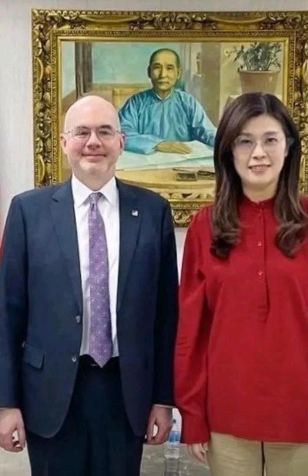 4月22日，郑丽文与美国在台协会谷立言会面，其红色衬衫与卡其色裤装的穿搭引发关注