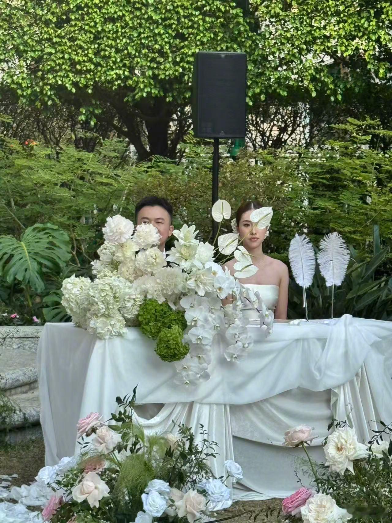 在澳门上葡京東園坊的暖阳与花海间，见证王鴻渝与楊鉞晴的婚礼。祝福这对新人往后岁月