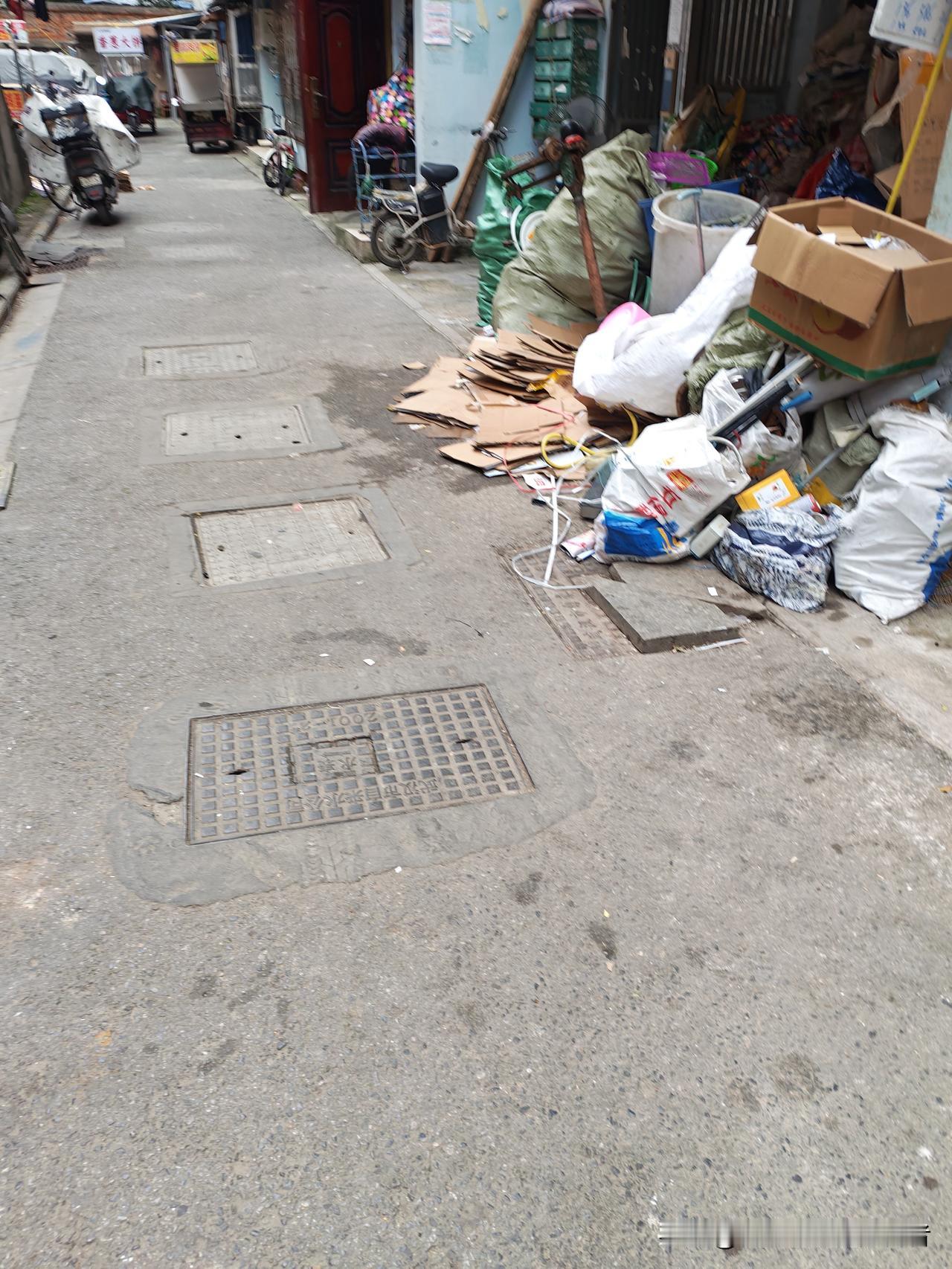 社区里这对夫妻来武汉打拼已有三十年，如今经营着一家废品回收站。他们育有两个孩子，