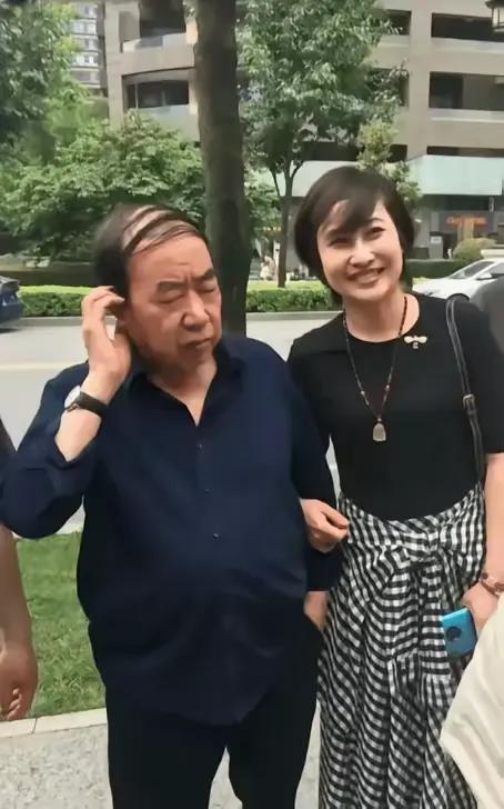 仄平平仄仄）有钱男子汉，
平仄仄平平）无米老婆难。
横批：《有钱与无米》