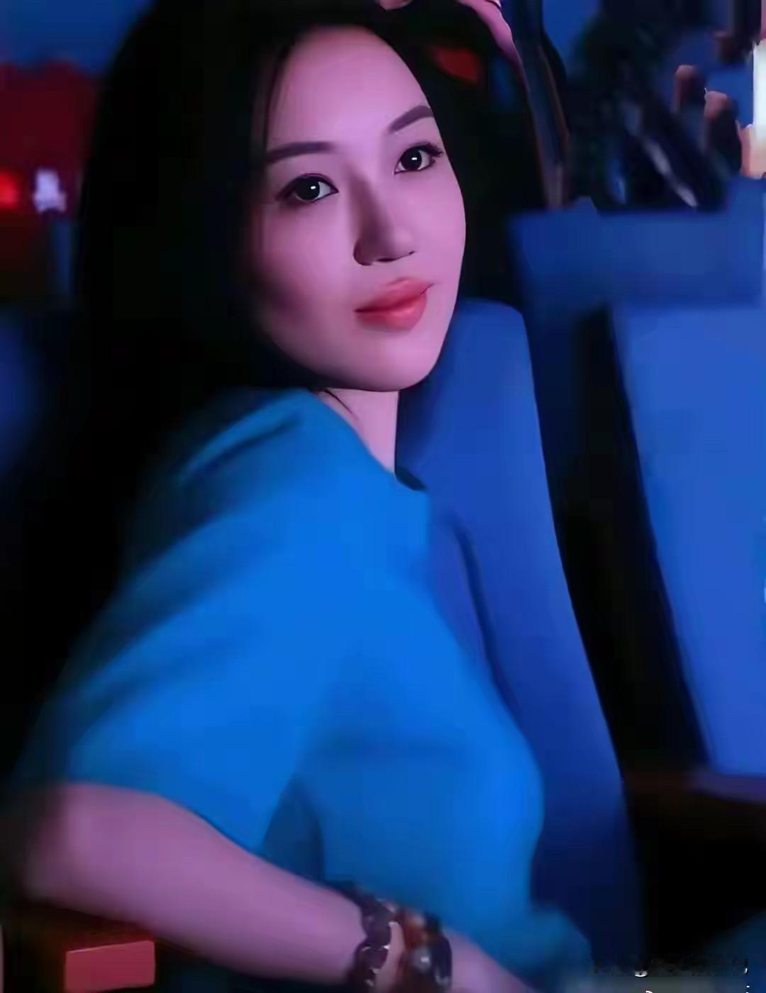 李嫣长大了，妥妥的大美女，多亏王菲的坚持，选择留下了她。
真是女大十八变，越变越