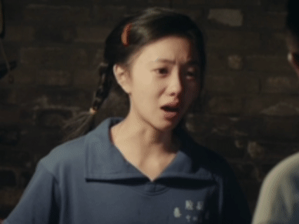 张嘉益心疼刘浩存落泪这段戏 张嘉益这段演得也太真了吧，心疼的眼神我直接破防！ 