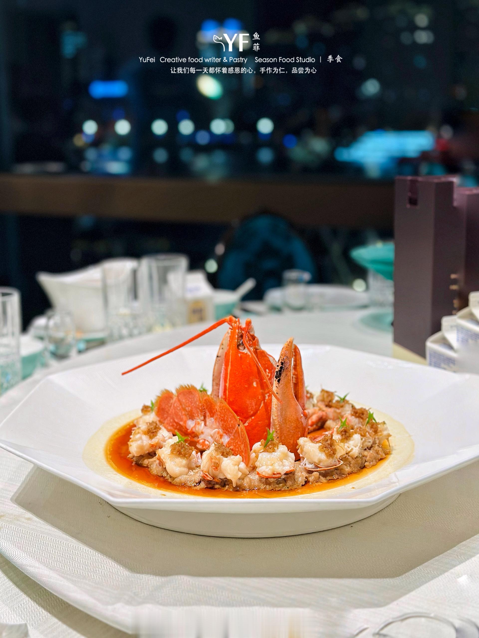 秋意正盛，餐桌上已然呈现年飨大宴的斗味之战，邻江而居的浦江淮宴，不仅坐拥360度