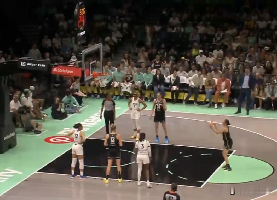 WNBA常规赛实时战况，韩旭替补出战4分钟贡献3分，自由人半场领先山猫10分！北