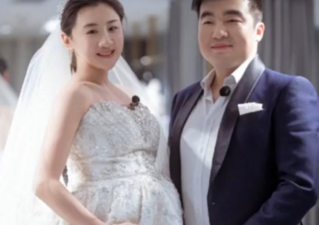 2019年，30岁的奥运冠军何雯娜怀孕5个月，与38岁身家过亿的离异导演订婚。她