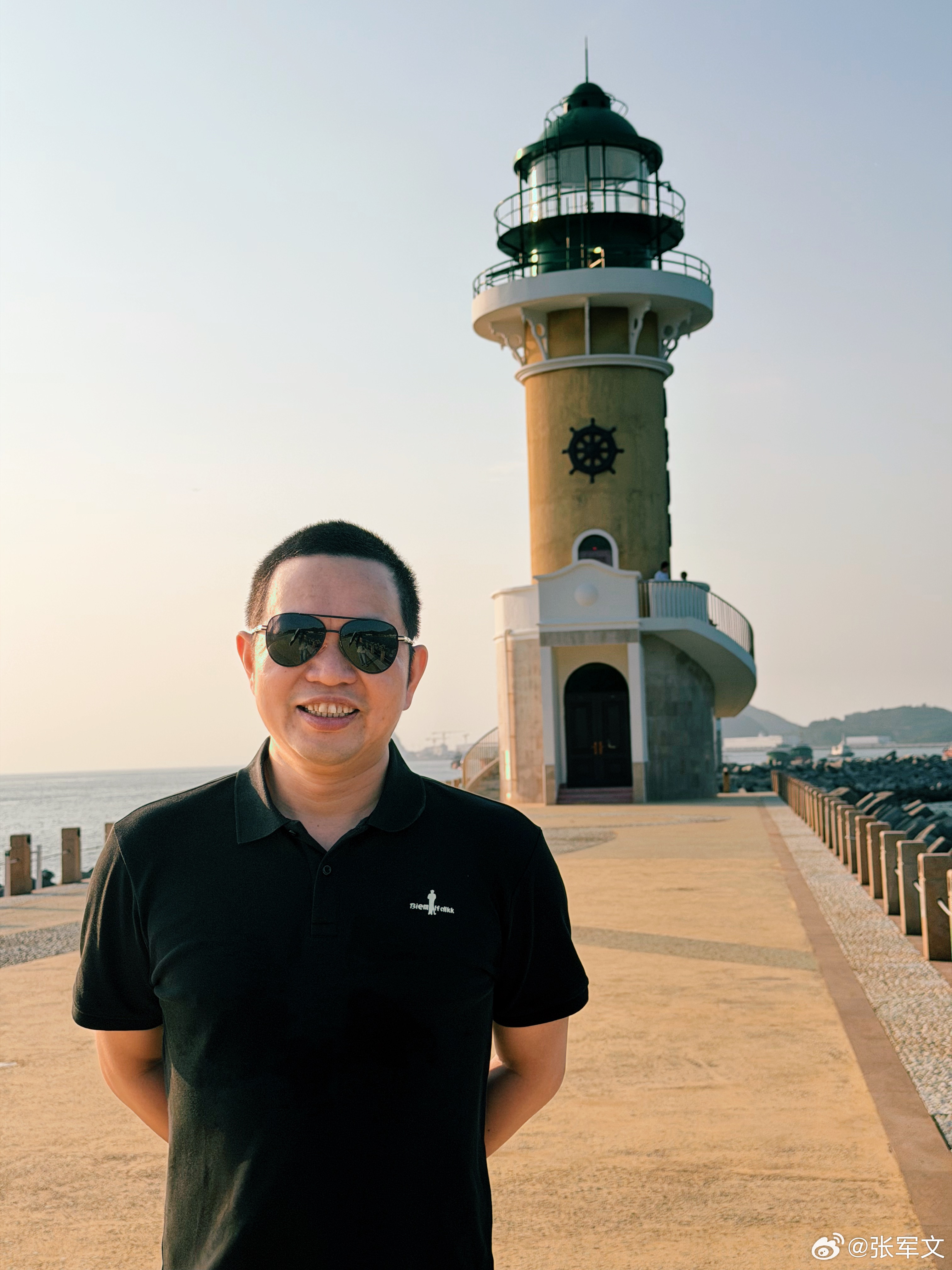 时代洪流里，普通人的坚守同样闪闪发光。认真履职、坚守热爱、坚守本心，微小力量亦可