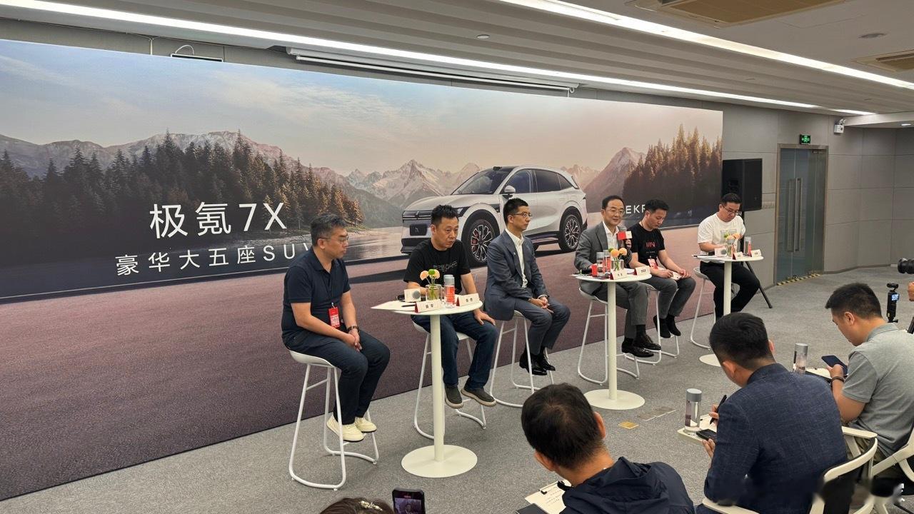 领导放话筒，小崔稿上线…这次尝试一下稿件“青春版”，试着把冗长的“人肉速记”精选