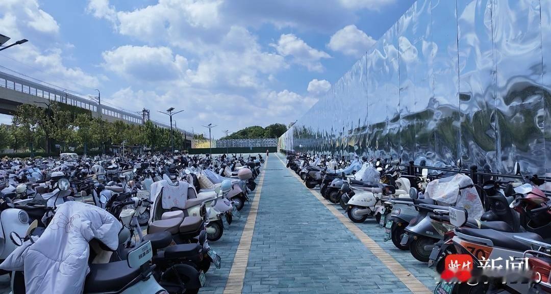 马群地铁口铁皮烤车：太阳背锅？裸铝围挡才是真“烧烤师傅”
·
中午在马群1A口取