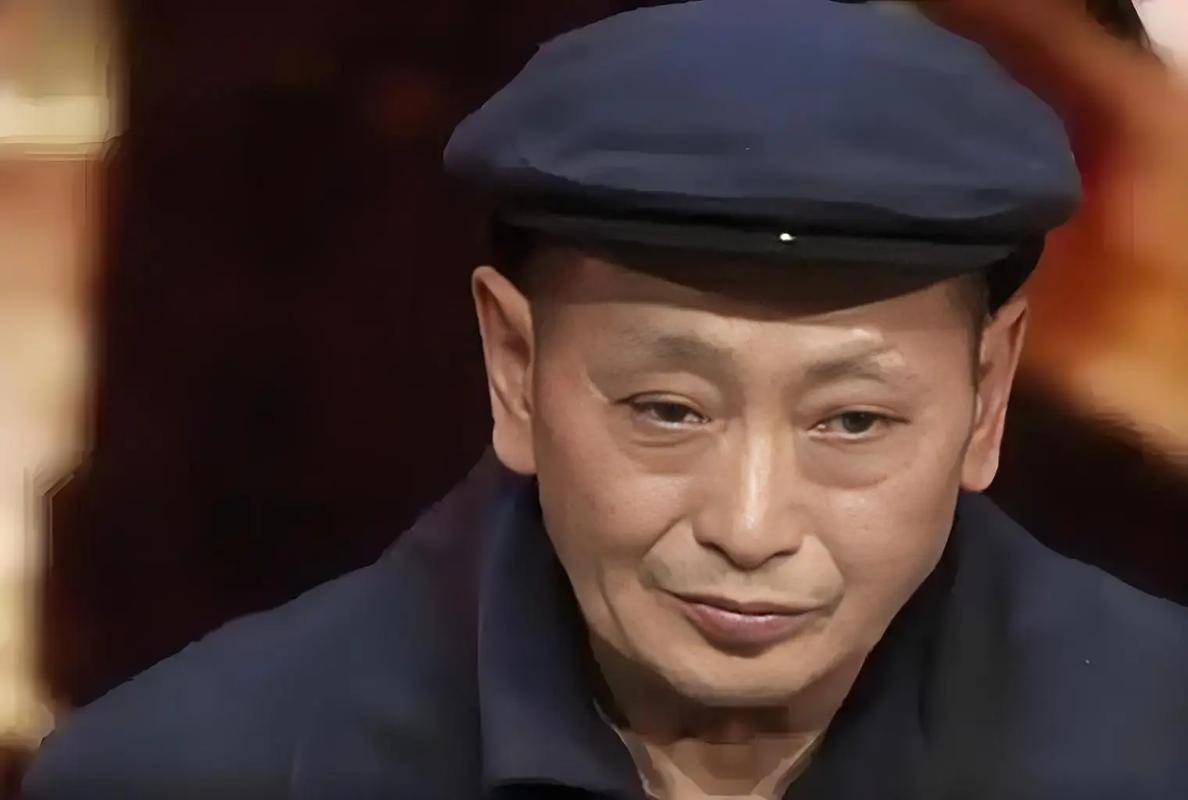 重庆光棍捡女婴养大，一句话让全网破防：最好的亲情，从不是拖累
 
1990年的重