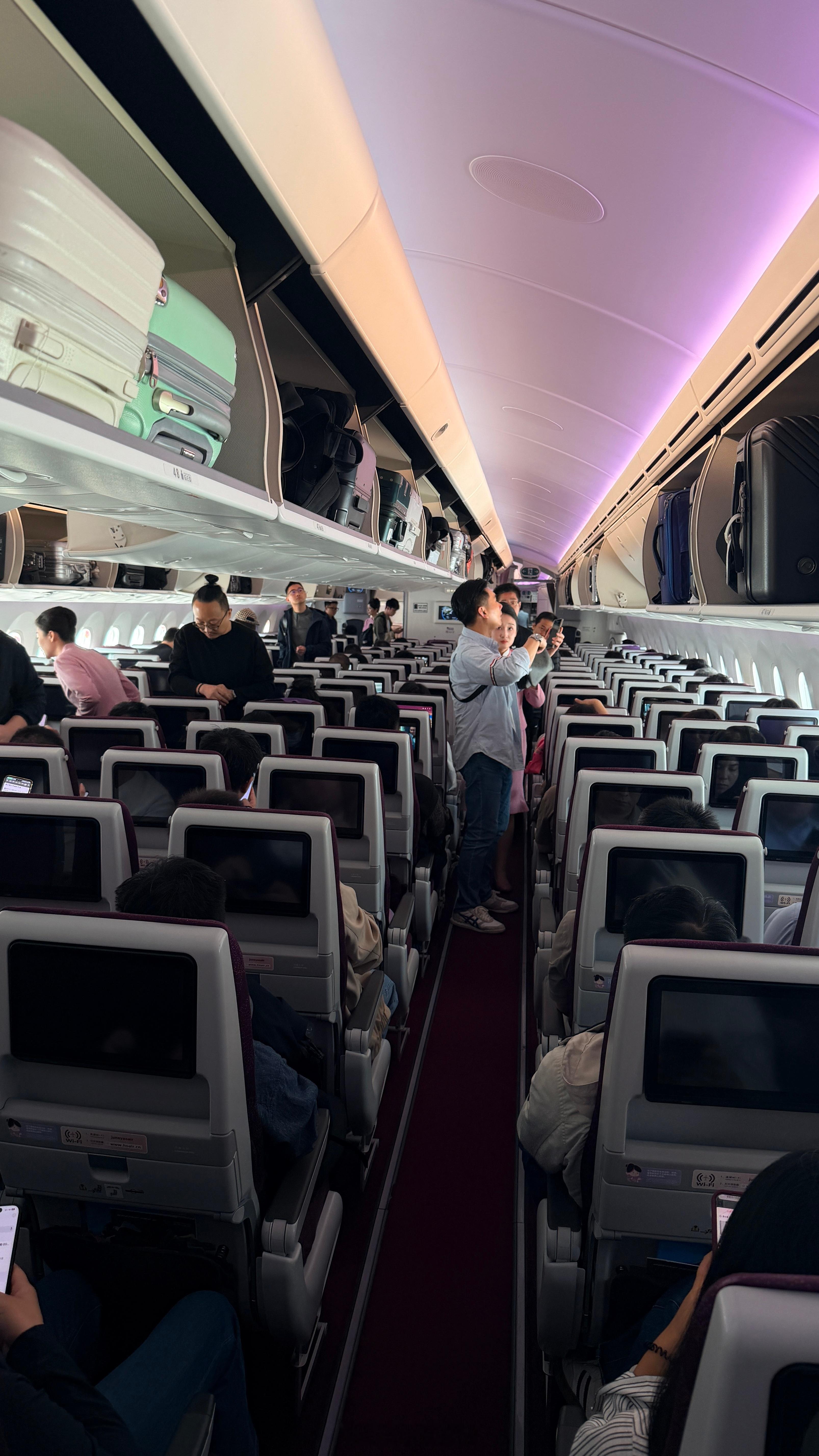 787 真的很大，3+3+3 排列…波音787-9是波音公司研制生产的中型双发宽