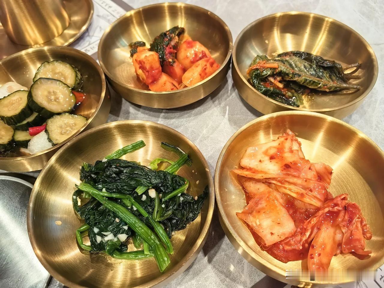 🥂•  𝐒𝐮𝐧𝐝𝐚𝐲   '◡'
“爱吃的女孩运气不会差·因为食来