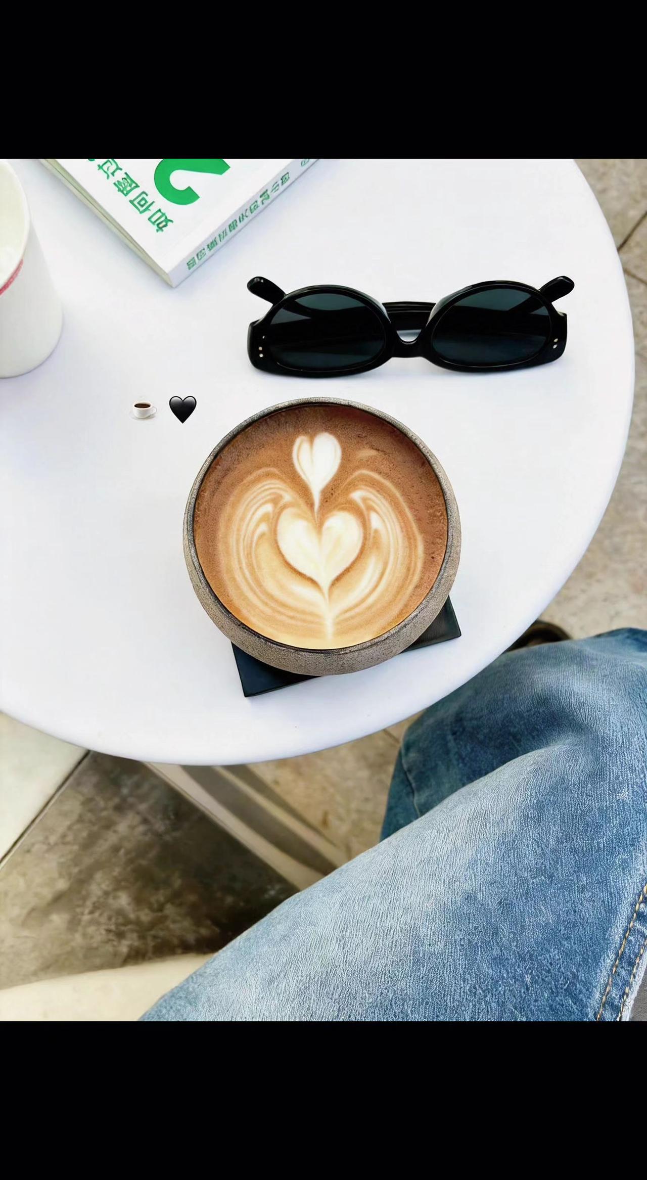 ☕️咖啡拉花是凝固的温柔漩涡💫墨镜在旁，偷得浮生半日光✨独处是给自己的留白时光