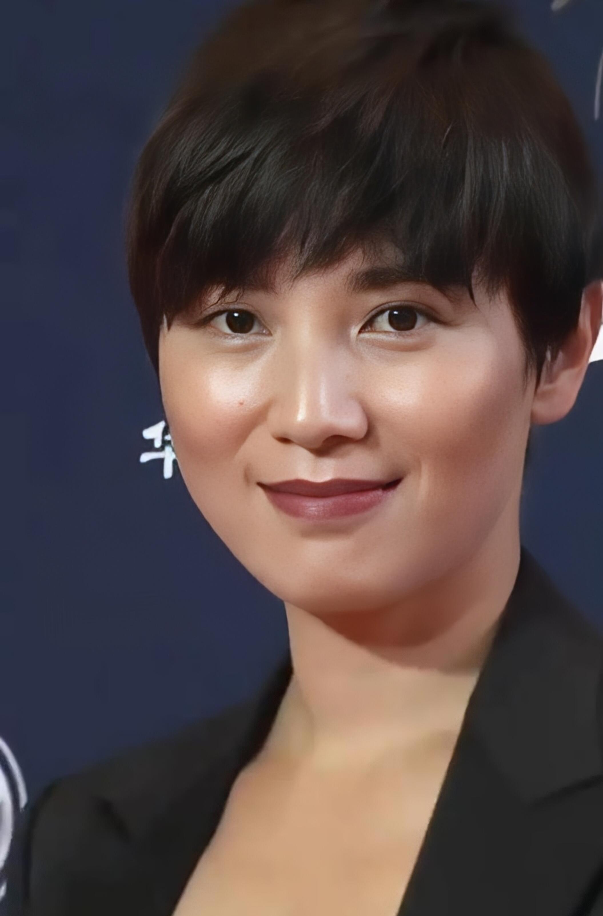 宋佳短发惹争议，网友:造型师可以开了博主倒觉得这是一次大胆突破自己的可塑性。 ​