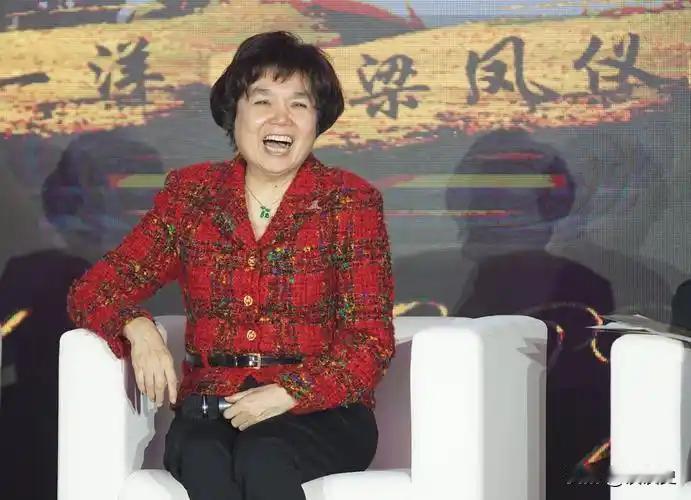 她是香港传奇才女，36岁离婚，39岁开始写小说，40多岁又嫁入了豪门，后创办勤 