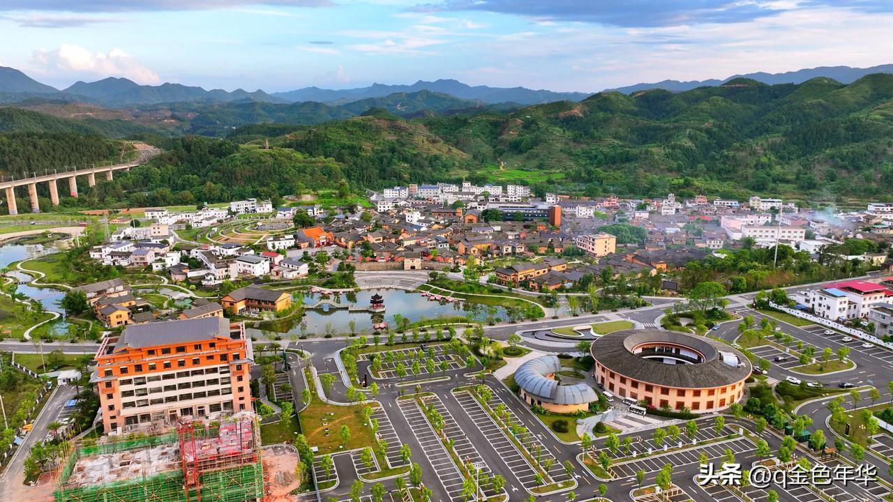 江西定南县的客家古城，是一座承载着厚重历史与独特文化的美丽古镇。古城始建于明隆庆