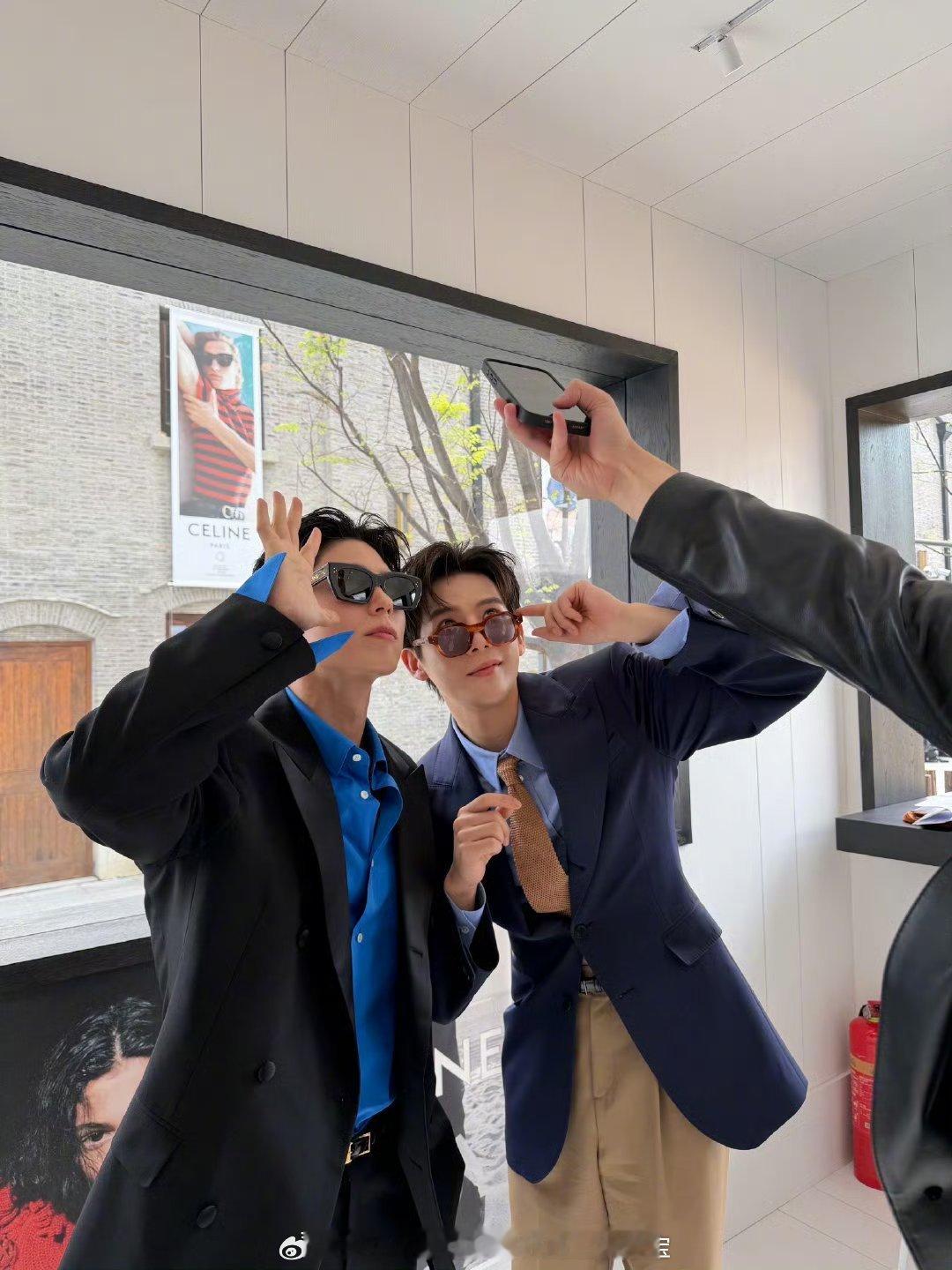 朴宝剑探班王安宇我天！次元壁破了！朴宝剑居然来探班王安宇了！谁能想到啊！这是什么