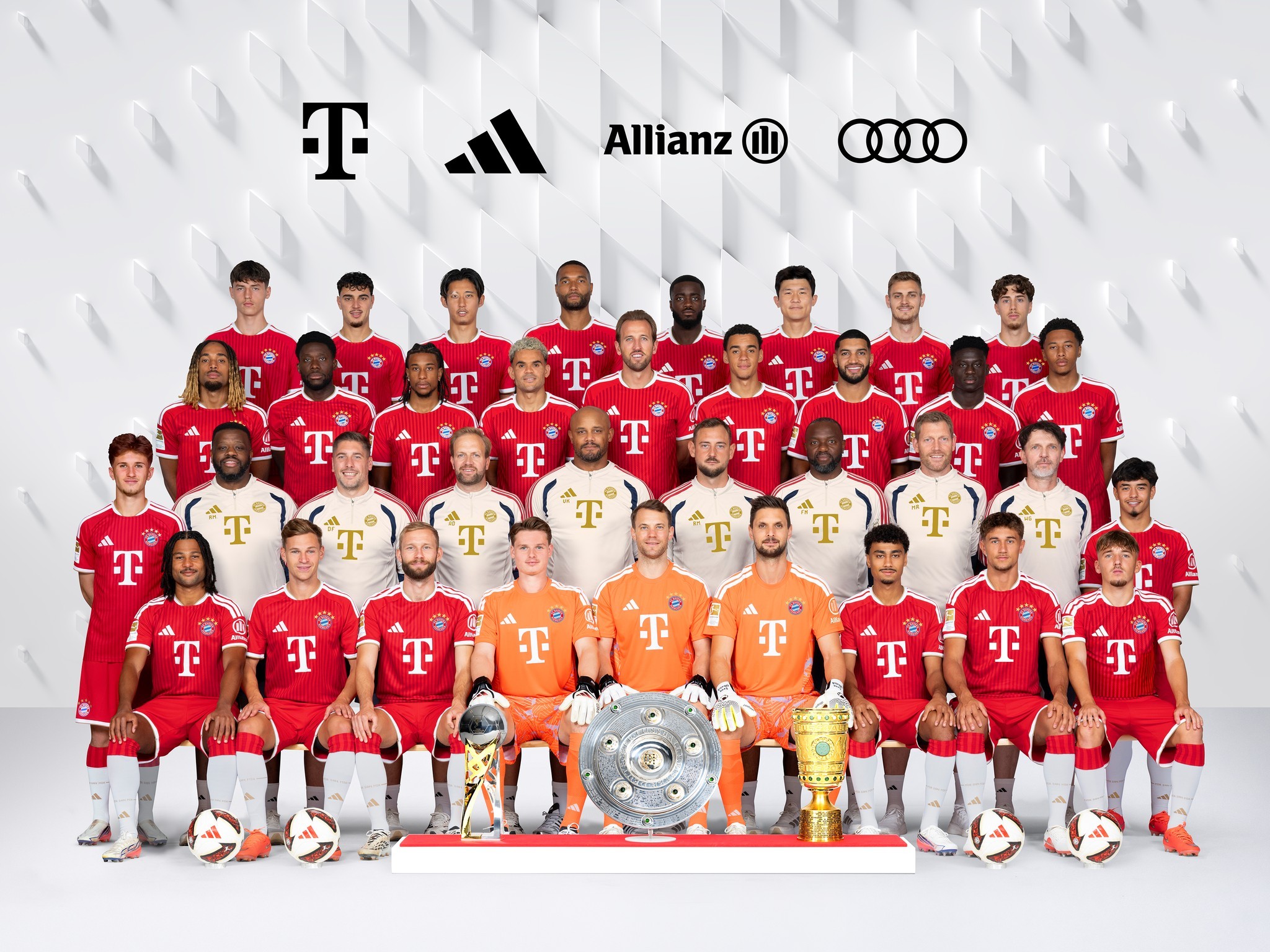 穆西亚拉[超话]  🔴⚪️ 2026/27 赛季 📸全家福 ​​​